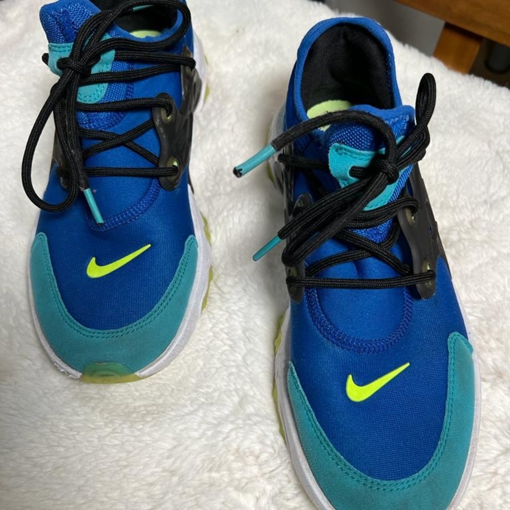 Nike snickers size 7 Y man